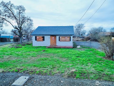 Photo of 512 Keys Road, Yakima, WA 98901 (MLS # 2466871)