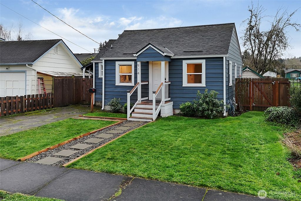 Photo of 914 6th Avenue SW, Puyallup, WA 98371 (MLS # 2467652)