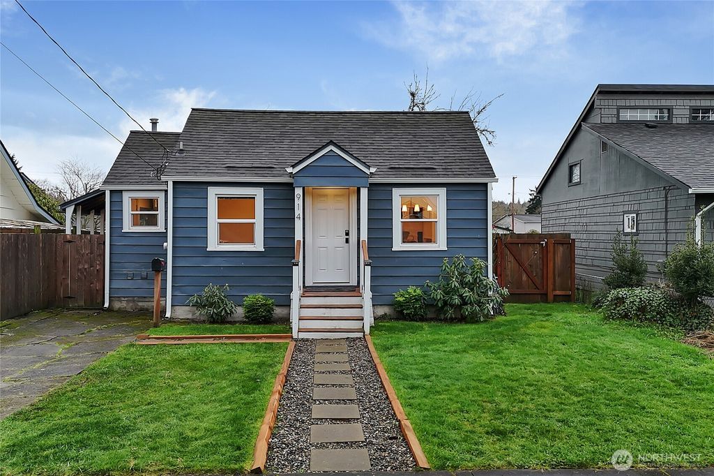 Photo of 914 6th Avenue SW, Puyallup, WA 98371 (MLS # 2467652)