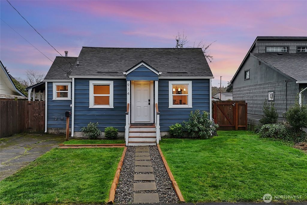 Photo of 914 6th Avenue SW, Puyallup, WA 98371 (MLS # 2467652)