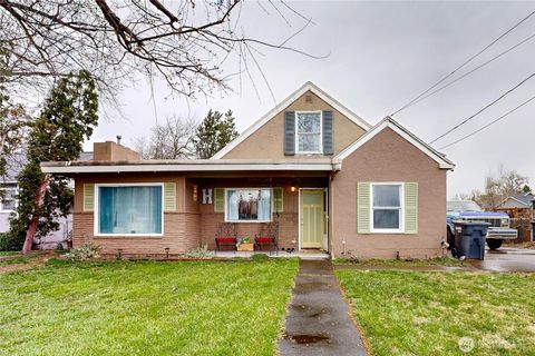 Photo of 530 SW 4th Street, College Place, WA 99324 (MLS # 2490395)