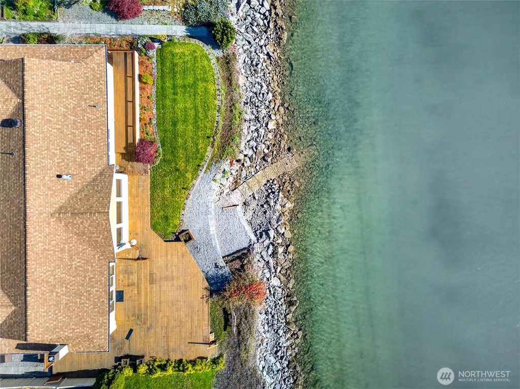 Photo of 811 Shoshone Dr Dr, La Conner, WA 98257 (MLS # 2498930)