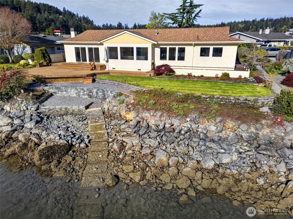 Photo of 811 Shoshone Dr Dr, La Conner, WA 98257 (MLS # 2498930)
