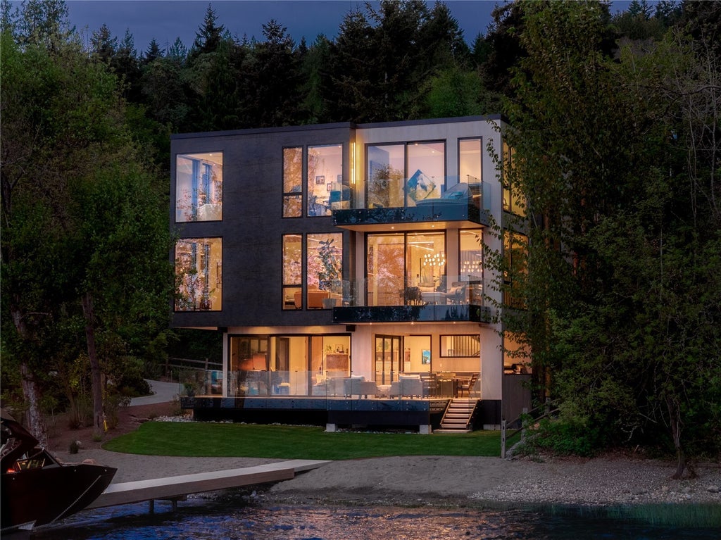 Photo of 3101 E Lake Sammamish Parkway NE, Sammamish, WA 98074 (MLS # 2599558)