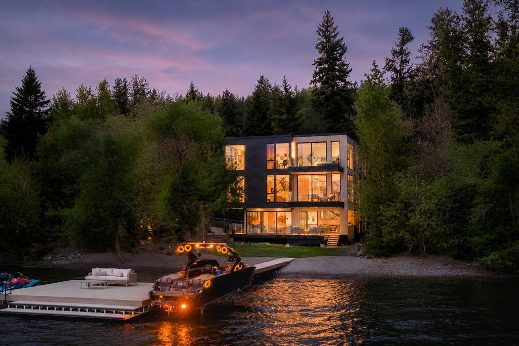 Photo of 3101 E Lake Sammamish Parkway NE, Sammamish, WA 98074 (MLS # 2599558)