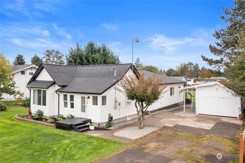 Photo of 128 1st Avenue N, Algona, WA 98001 (MLS # 2174335)