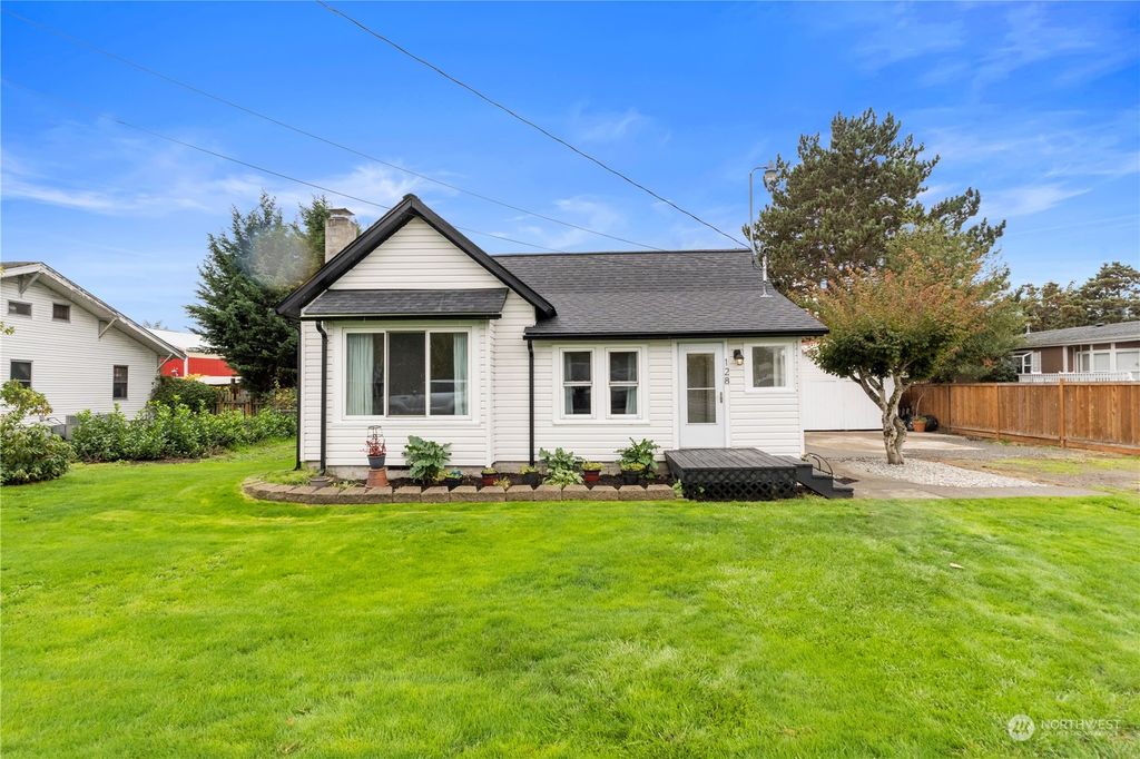 Photo of 128 1st Avenue N, Algona, WA 98001 (MLS # 2174335)
