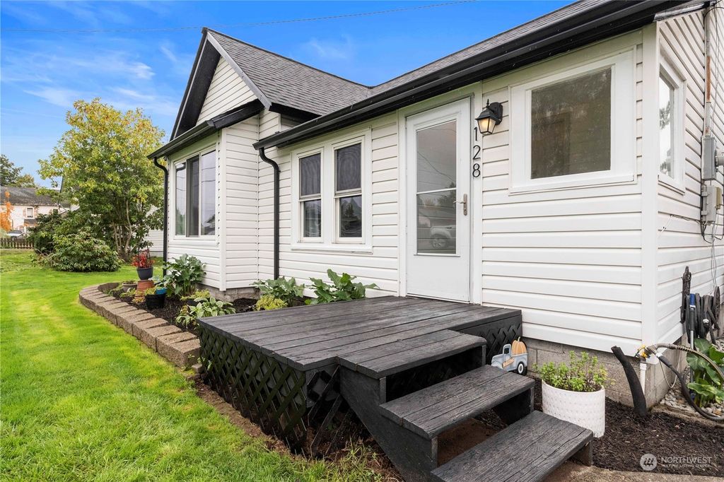 Photo of 128 1st Avenue N, Algona, WA 98001 (MLS # 2174335)