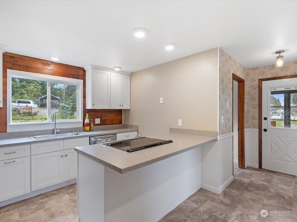 Photo of 1909 Summit Avenue, Everett, WA 98201 (MLS # 2302720)