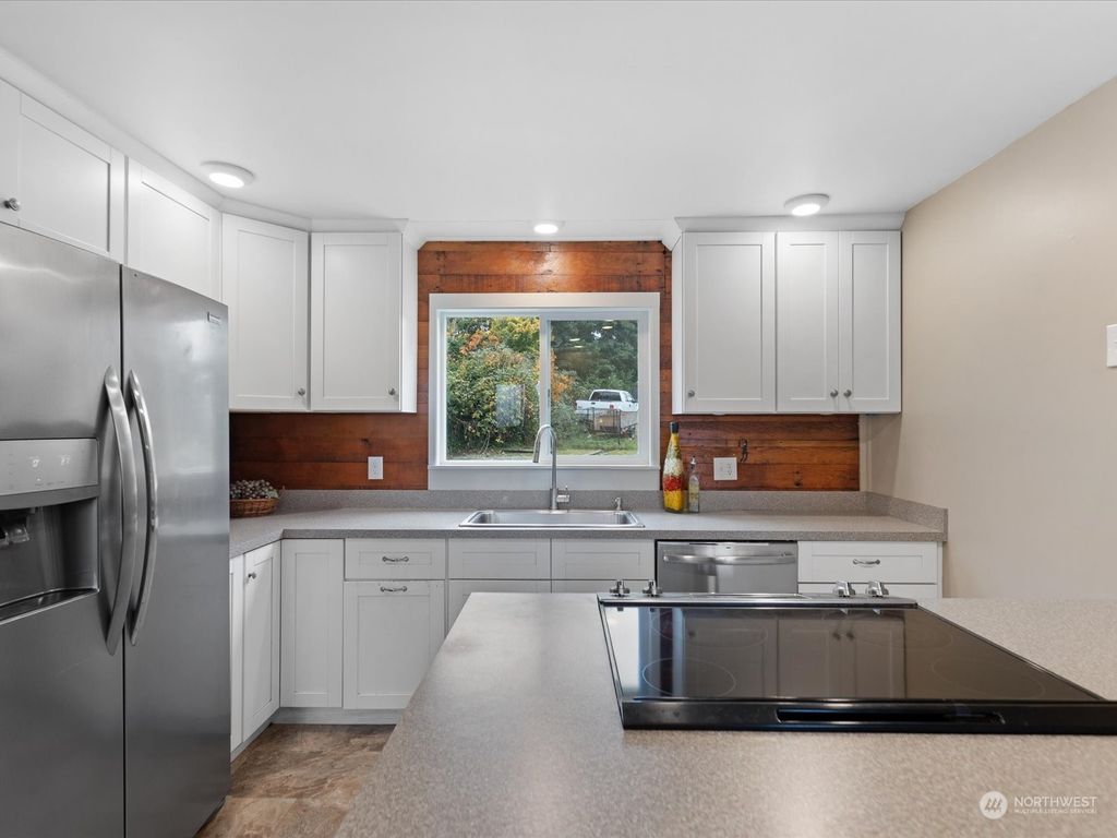 Photo of 1909 Summit Avenue, Everett, WA 98201 (MLS # 2302720)