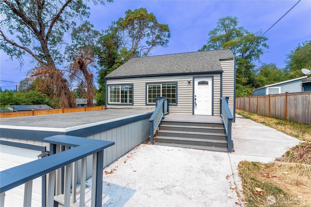 Photo of 2644 SW 112th Street, Seattle, WA 98146 (MLS # 2423611)