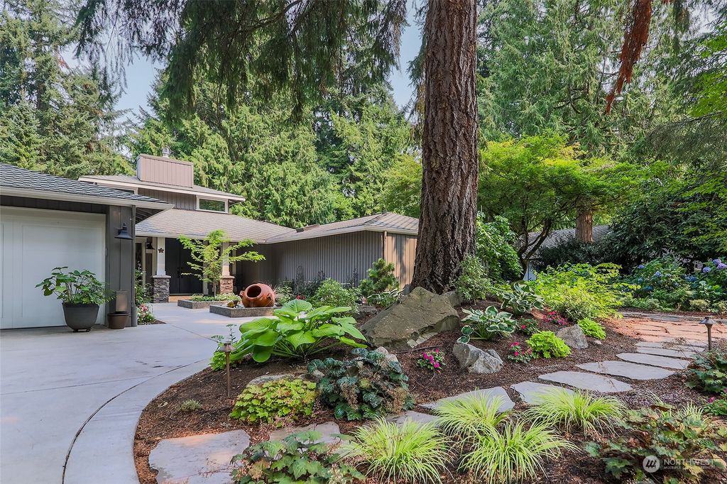 Photo of 20812 NE 25th Street, Sammamish, WA 98074 (MLS # 2159599)