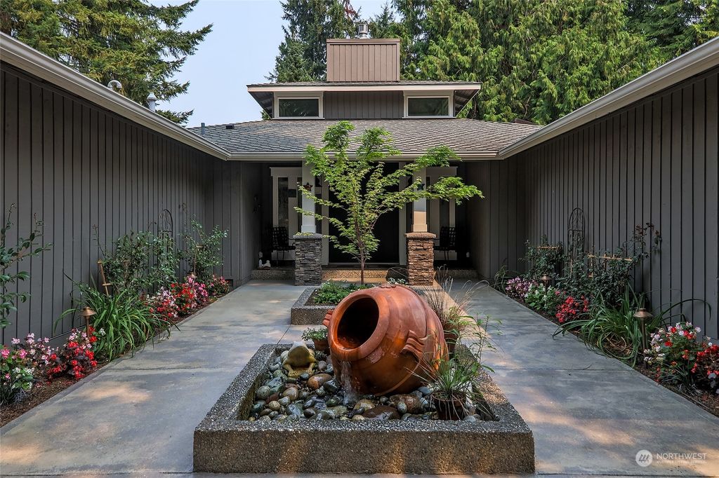 Photo of 20812 NE 25th Street, Sammamish, WA 98074 (MLS # 2159599)