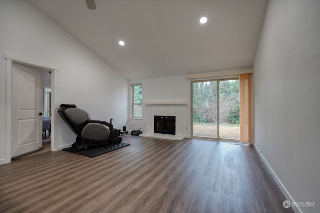 Photo of 32027 16th Place SW, Federal Way, WA 98023 (MLS # 2194856)