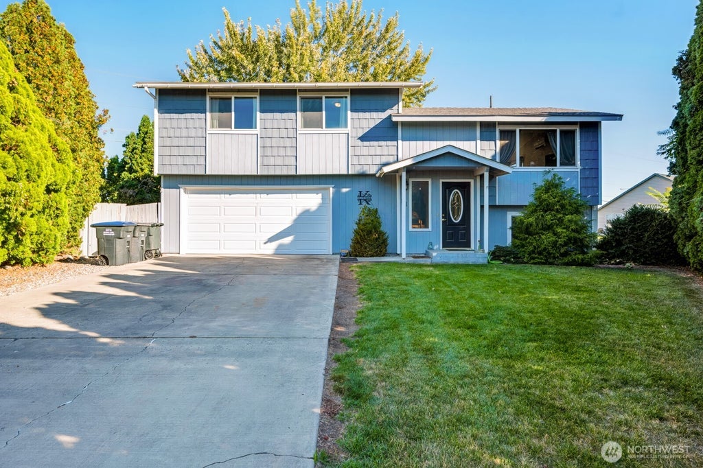 Photo of 101 Ernst Place, Moses Lake, WA 98837 (MLS # 2585427)