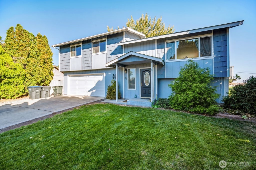 Photo of 101 Ernst Place, Moses Lake, WA 98837 (MLS # 2585427)