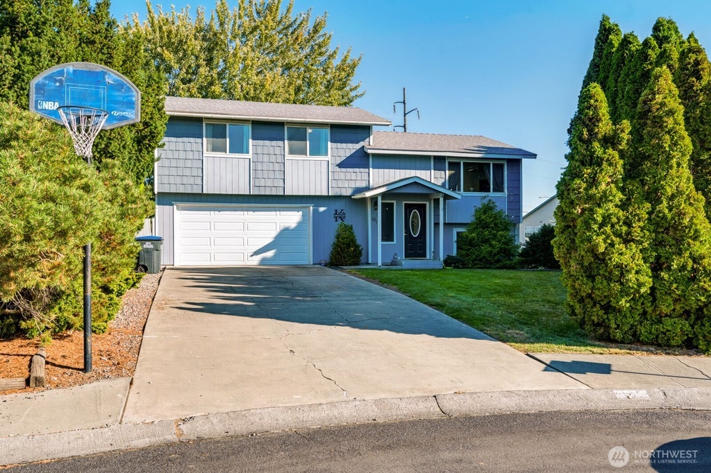 Photo of 101 Ernst Place, Moses Lake, WA 98837 (MLS # 2585427)