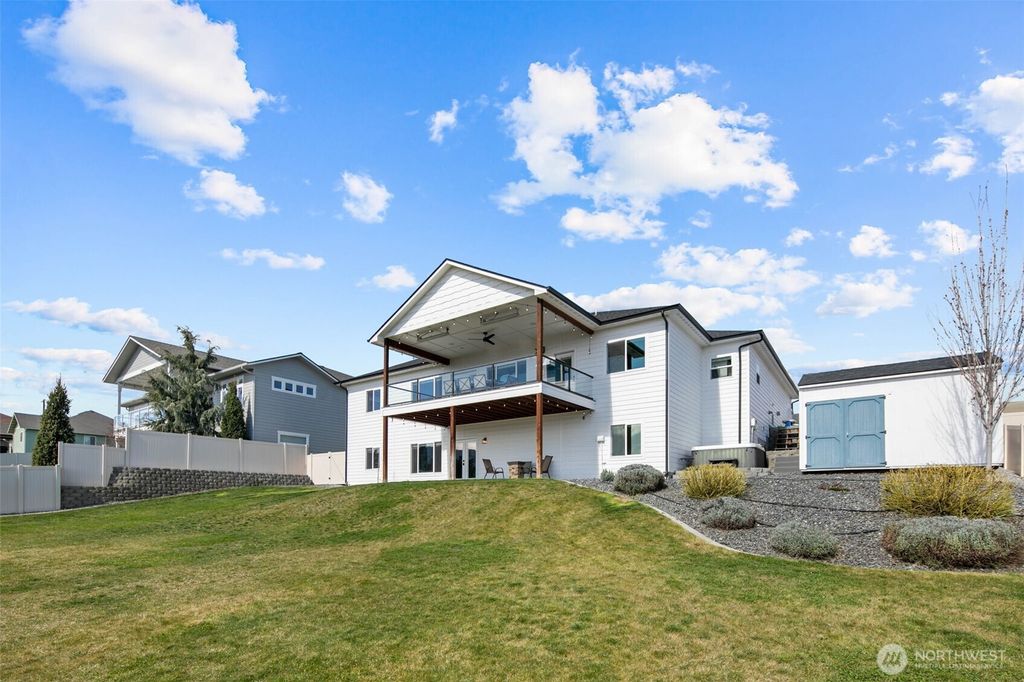 Photo of 885 Autumn Crest Drive, Wenatchee, WA 98801 (MLS # 2496878)