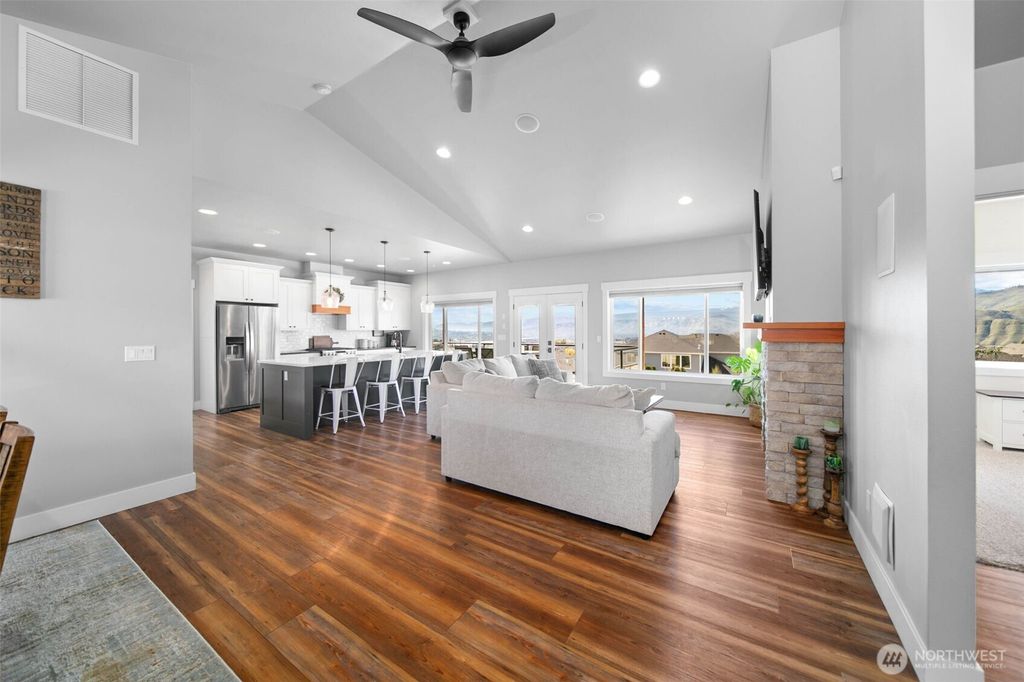 Photo of 885 Autumn Crest Drive, Wenatchee, WA 98801 (MLS # 2496878)