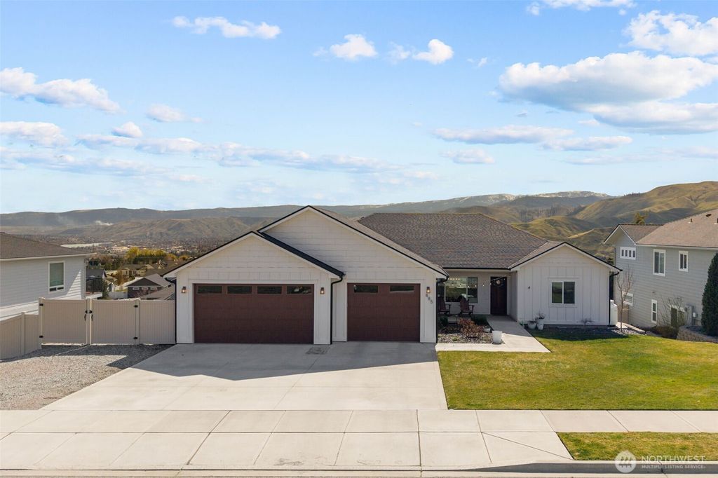 Photo of 885 Autumn Crest Drive, Wenatchee, WA 98801 (MLS # 2496878)
