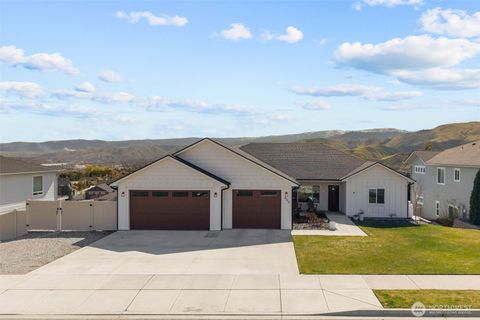 Photo of 885 Autumn Crest Drive, Wenatchee, WA 98801 (MLS # 2496878)