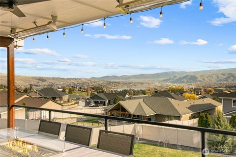 Photo of 885 Autumn Crest Drive, Wenatchee, WA 98801 (MLS # 2496878)
