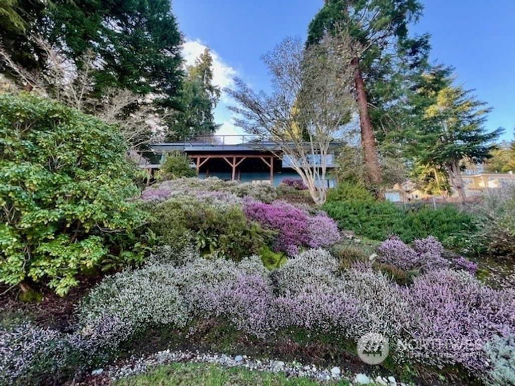 Photo of 620 W Lake Sammamish Parkway NE, Bellevue, WA 98008 (MLS # 2270225)