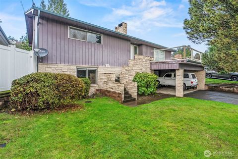 Photo of 1241 Spruce Street, Longview, WA 98632 (MLS # 2463237)