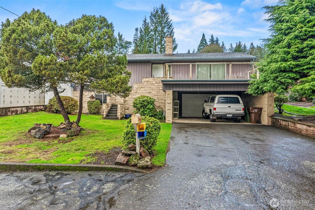 Photo of 1241 Spruce Street, Longview, WA 98632 (MLS # 2463237)