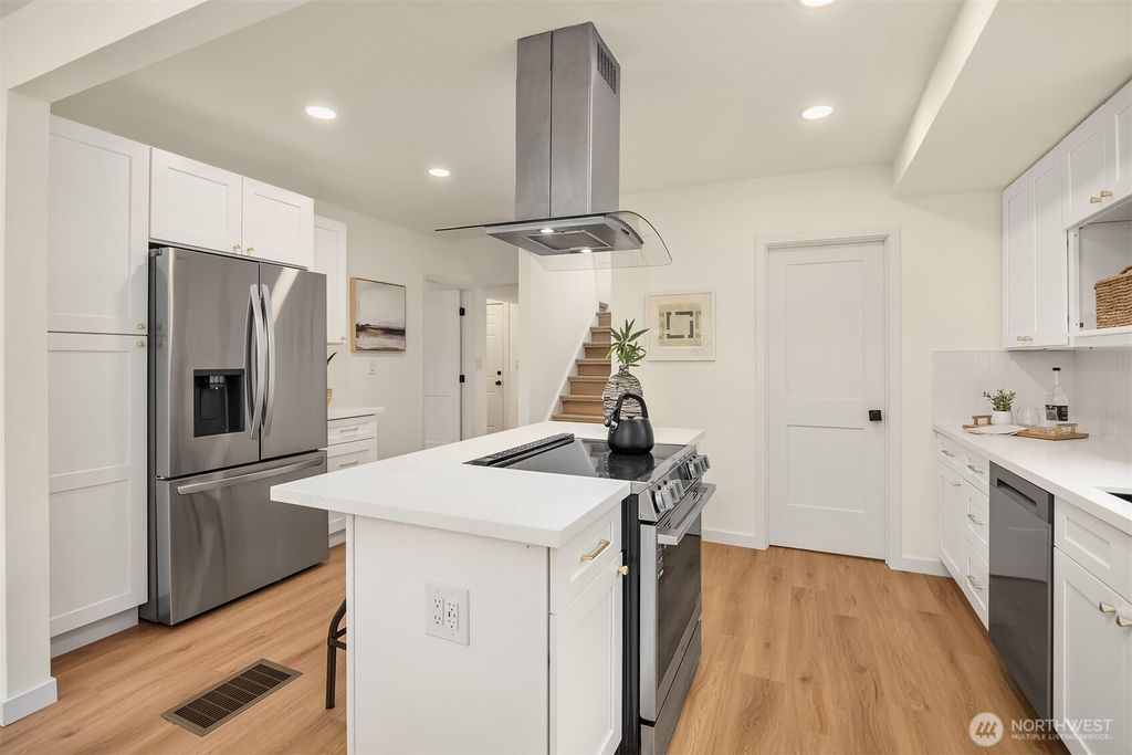 Photo of 5040 35th Avenue SW, Seattle, WA 98126 (MLS # 2546665)
