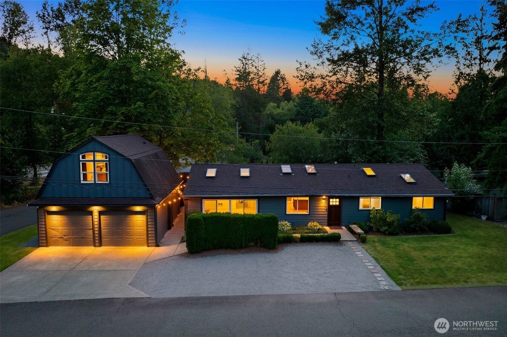 Photo of 1109 Lewis Lane SE, Issaquah, WA 98027 (MLS # 2576913)