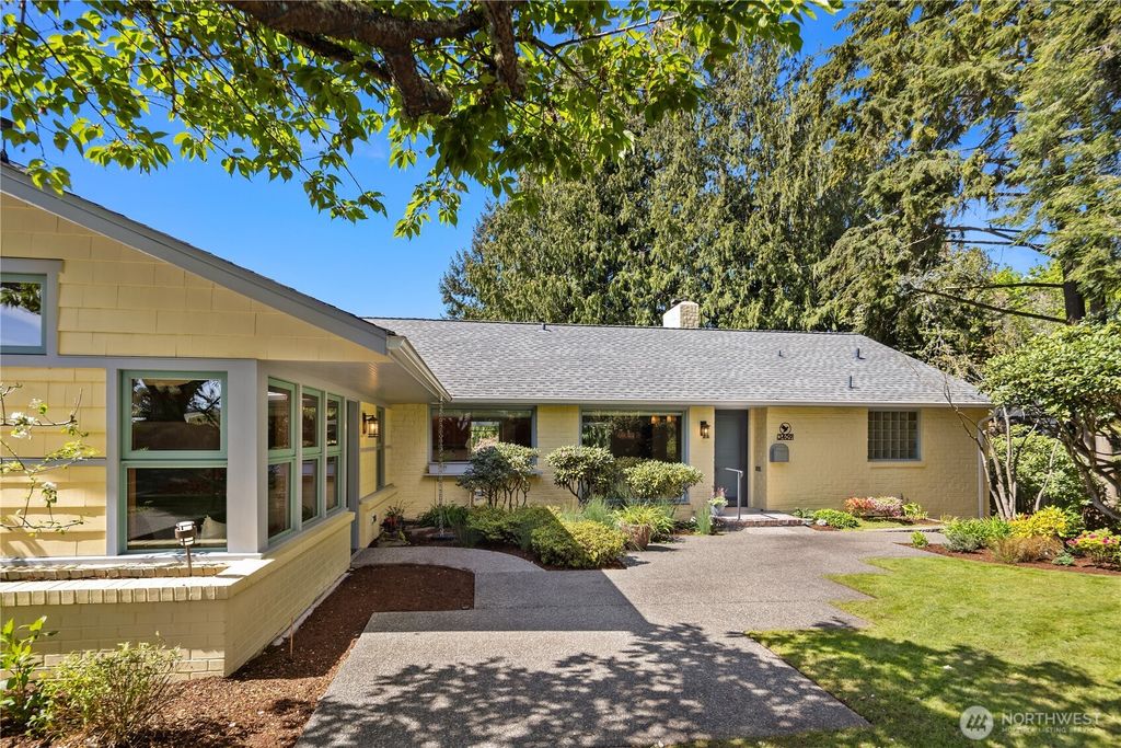 Photo of 3409 Magnolia Blvd W Blvd, Seattle, WA 98199 (MLS # 2513431)