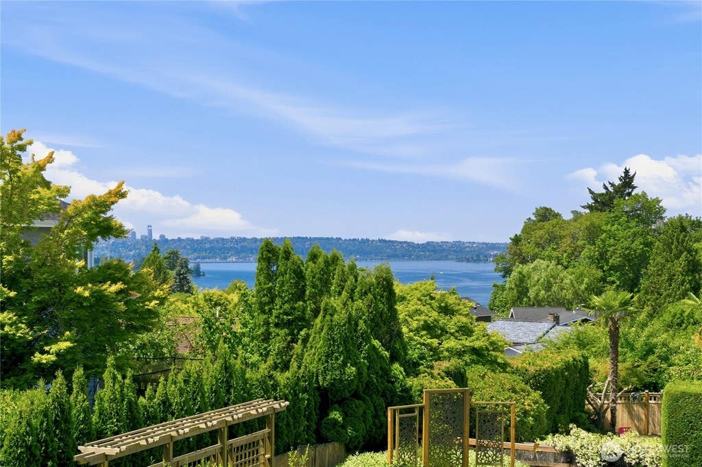 Photo of 6225 106th Avenue NE, Kirkland, WA 98033 (MLS # 2544976)