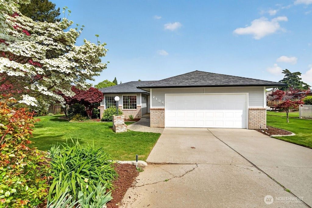 Photo of 2105 Sutton Place, Wenatchee, WA 98801 (MLS # 2513510)