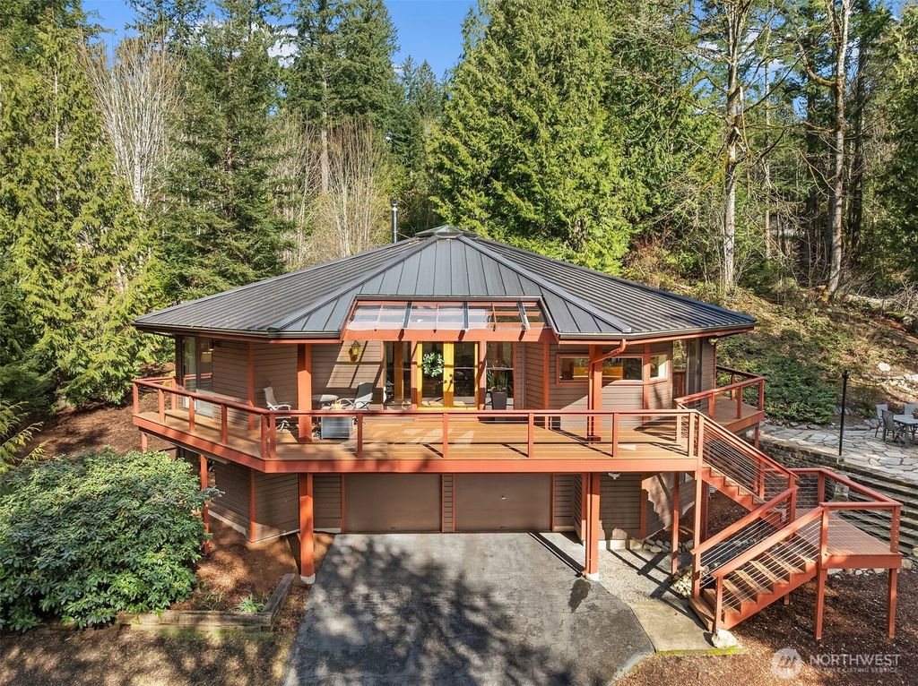 Photo of 25022 SE Mirrormont Dr Dr, Issaquah, WA 98027 (MLS # 2339673)