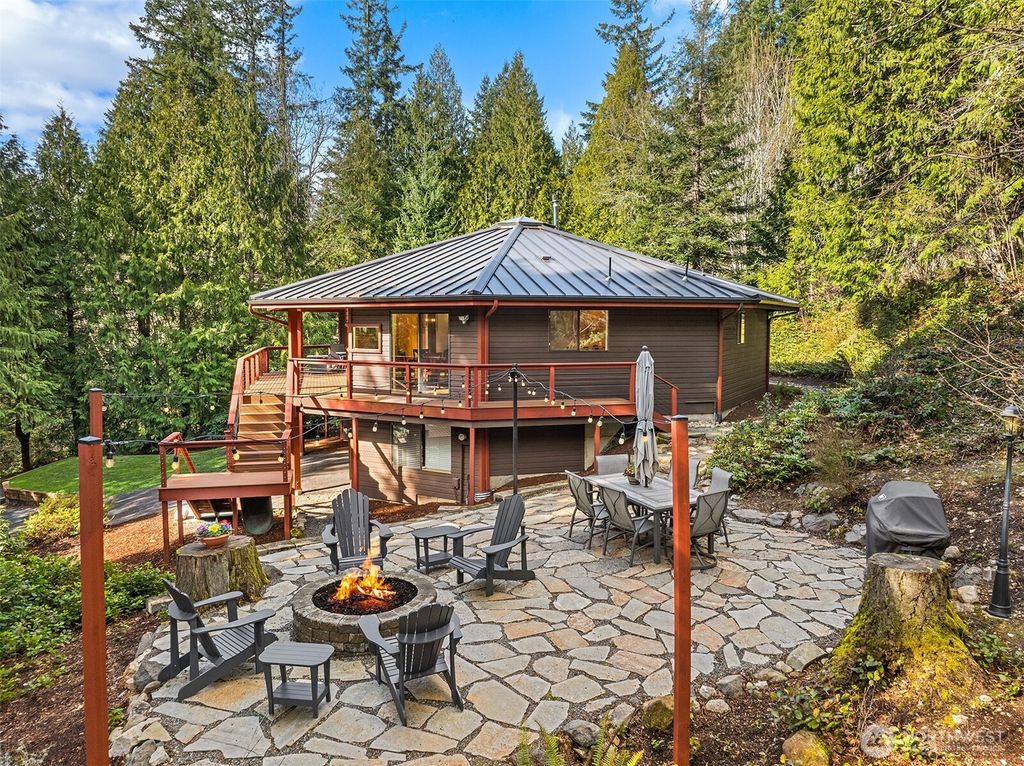 Photo of 25022 SE Mirrormont Dr Dr, Issaquah, WA 98027 (MLS # 2339673)