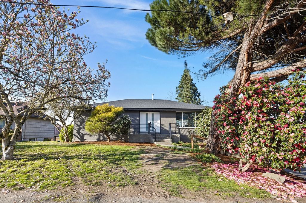 Photo of 604 S 17th Street, Renton, WA 98055 (MLS # 2218325)