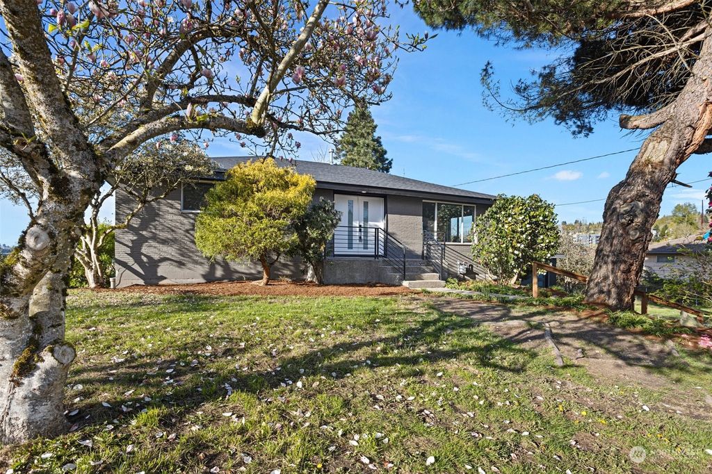 Photo of 604 S 17th Street, Renton, WA 98055 (MLS # 2218325)