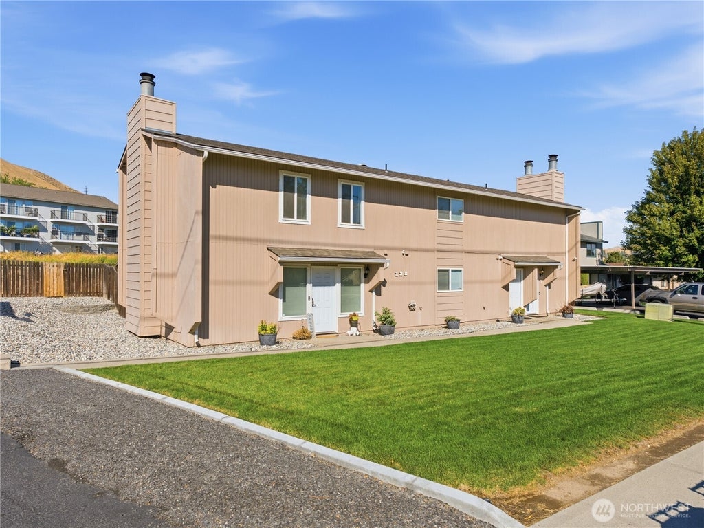 Photo of 128 S Western Avenue #1, Wenatchee, WA 98801 (MLS # 2576746)