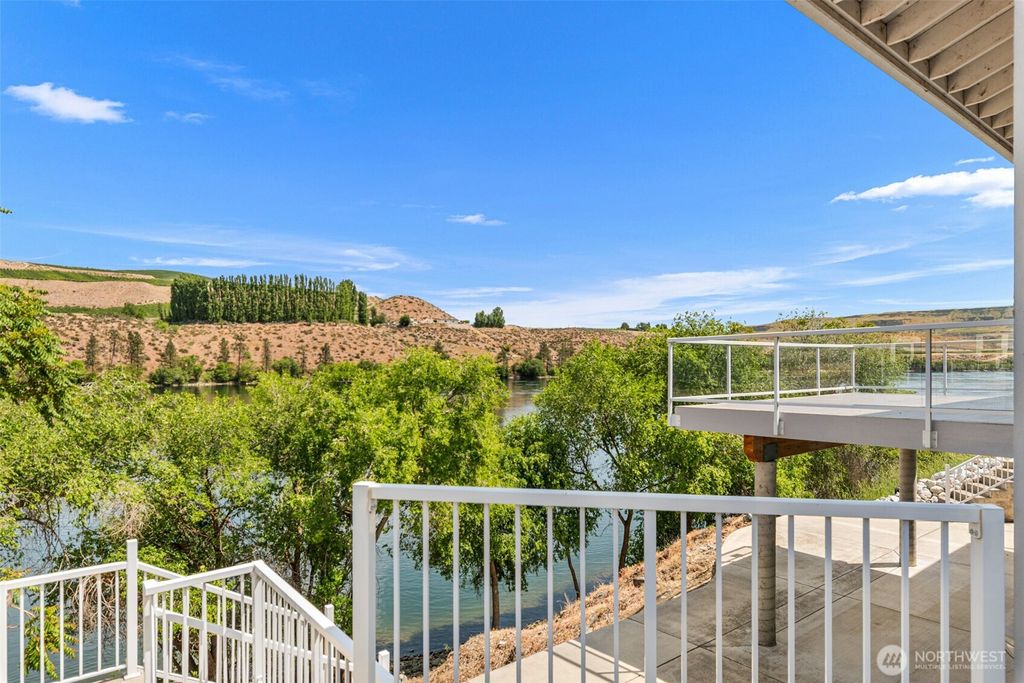 Photo of 1307 Jefferson Avenue, Bridgeport, WA 98813 (MLS # 2528761)