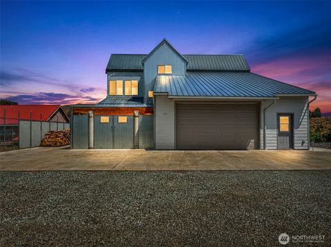 Photo of 1307 Jefferson Avenue, Bridgeport, WA 98813 (MLS # 2528761)