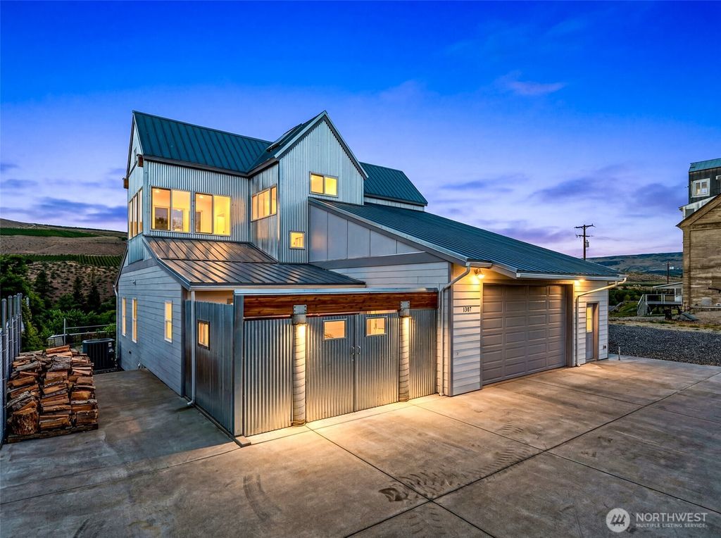 Photo of 1307 Jefferson Avenue, Bridgeport, WA 98813 (MLS # 2528761)