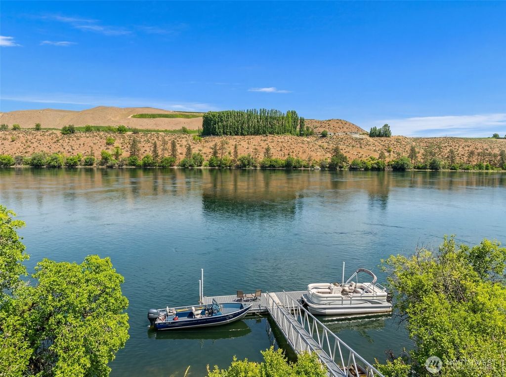 Photo of 1307 Jefferson Avenue, Bridgeport, WA 98813 (MLS # 2528761)
