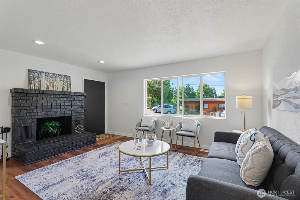 Photo of 2618 NE 9th St ST, Renton, WA 98056 (MLS # 2570286)