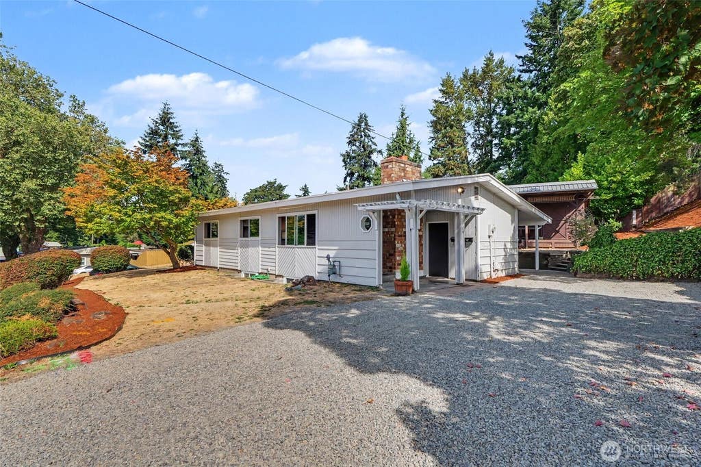 Photo of 2618 NE 9th St ST, Renton, WA 98056 (MLS # 2570286)