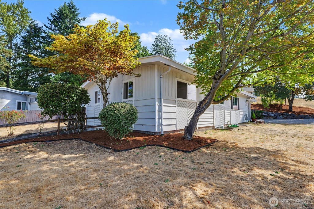 Photo of 2618 NE 9th St ST, Renton, WA 98056 (MLS # 2570286)