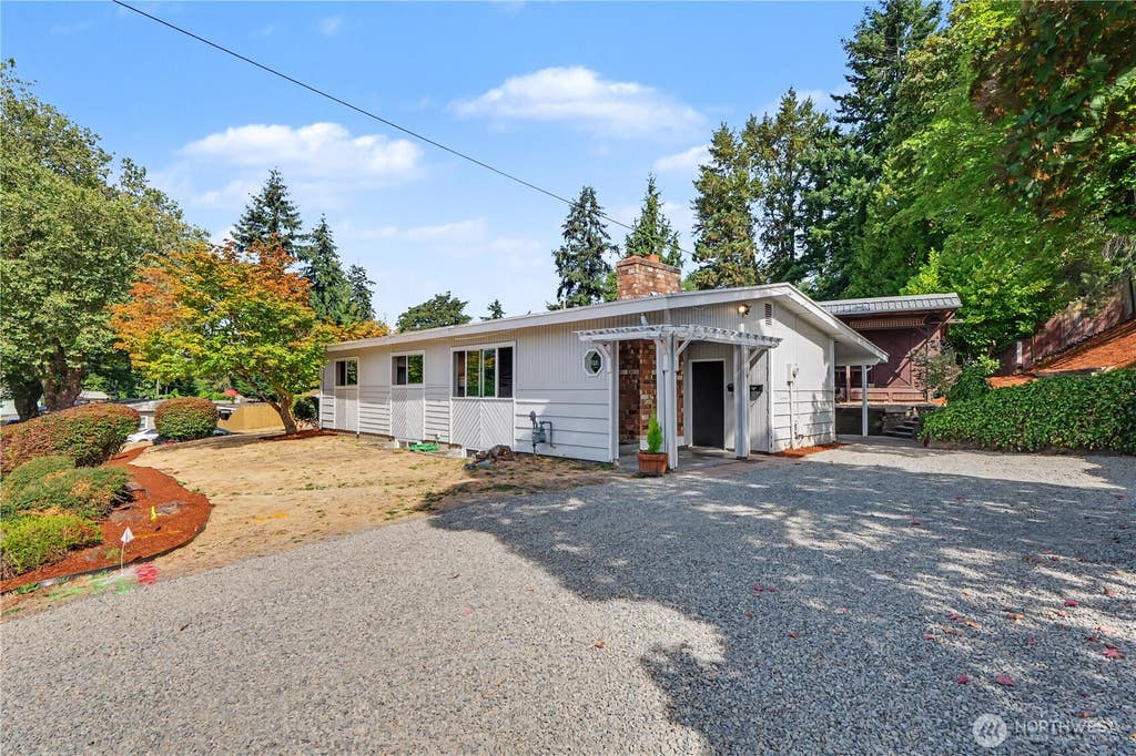 Photo of 2618 NE 9th St ST, Renton, WA 98056 (MLS # 2570286)