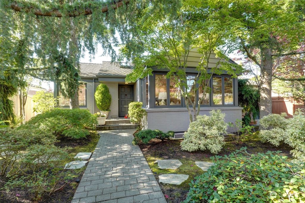 Photo of 3609 W Viewmont Way W, Seattle, WA 98199 (MLS # 1997070)