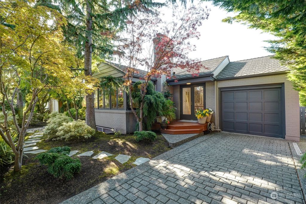 Photo of 3609 W Viewmont Way W, Seattle, WA 98199 (MLS # 1997070)