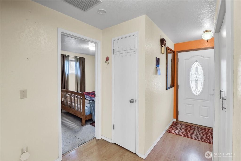 Photo of 13327 Beverly Park Road, Lynnwood, WA 98087 (MLS # 2462888)